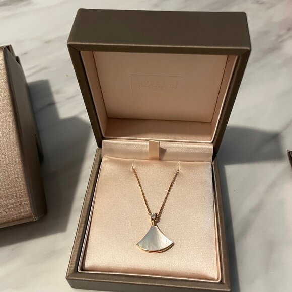 Divas’ Dream Necklace 18K Rose Gold, Mother-Of-Pearl & Diamond Pendant Necklace - Picture 7 of 12